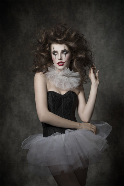 девушка с причудливым стилем танцовщицы
 