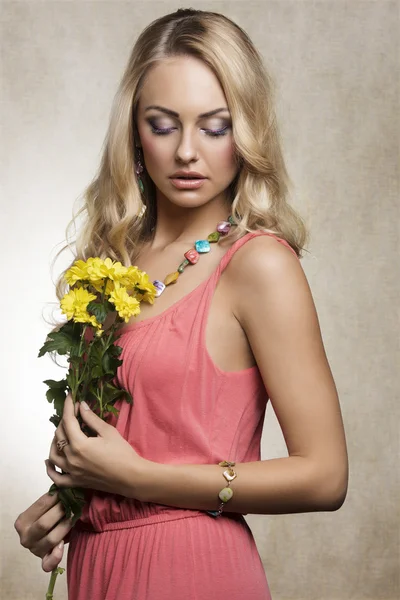 Menina bonito em vestido de primavera rosa com flores — Fotografia de Stock