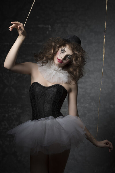 женщина, как готический кукольный клоун
 