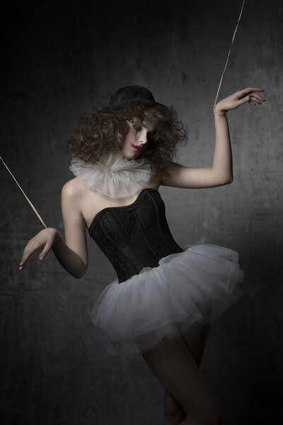 женщина в странной кукольной маске
