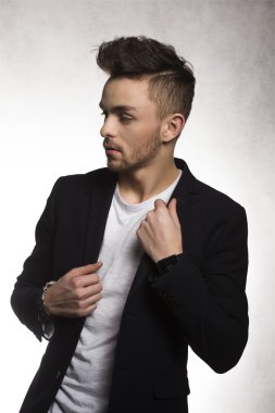 siyah moda genç adam