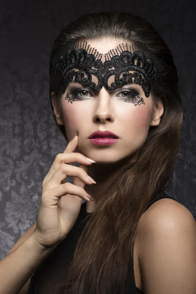 Bruna in maschera nera — Foto Stock