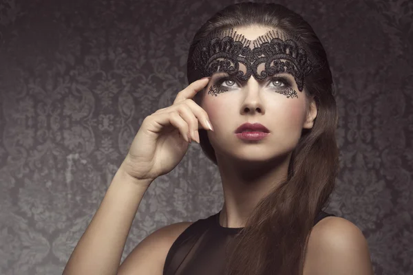 マスクと美しいブルネット — ストック写真