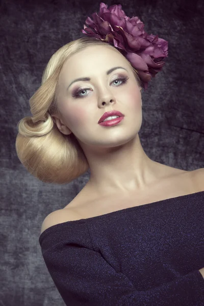 Girl with elegant hairdo — Stock Photo, Image