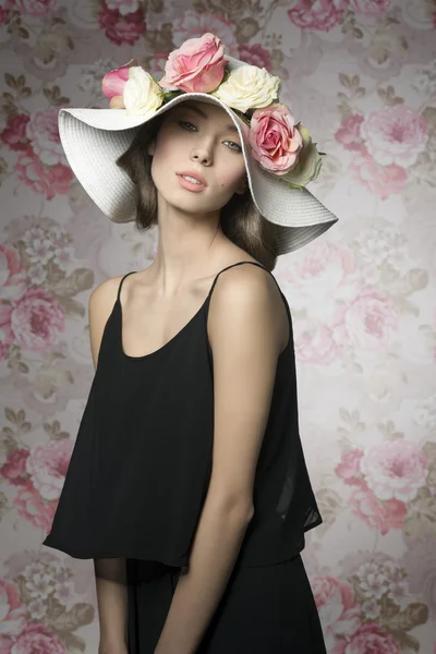 Sinnliche Brünette mit floralem Hut — Stockfoto