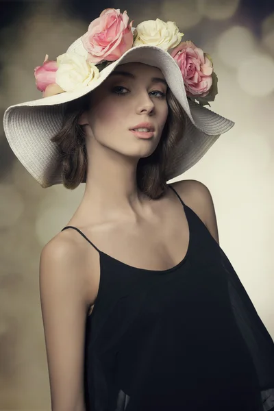 Menina encantadora com chapéu de flores — Fotografia de Stock