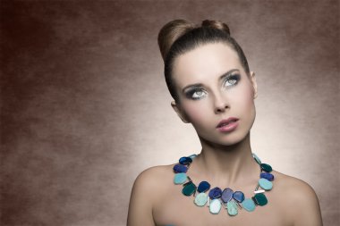 Turkuaz Makyajlı kadın 