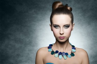 renkli olun-cup ile çekici kız 