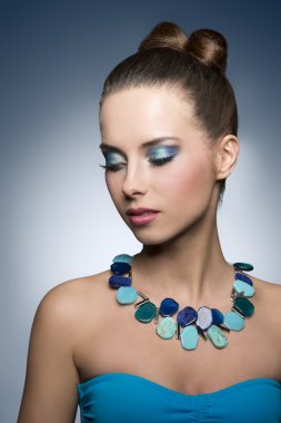 canlı makyajlı kız