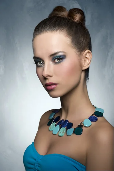 Brunette meisje met stijlvolle make-up — Stockfoto
