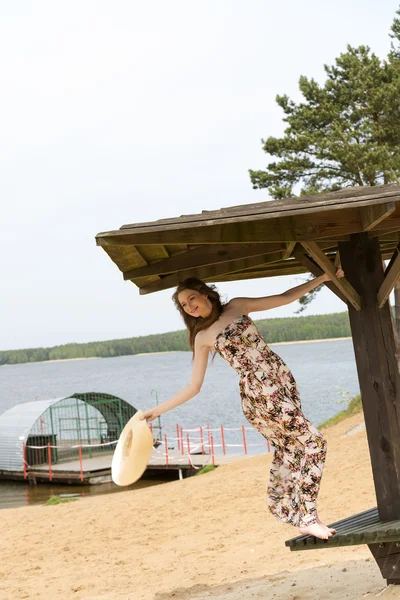 Счастливая девушка возле озера — стоковое фото