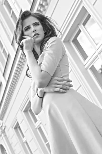 Mode flicka i svart och vitt — Stockfoto