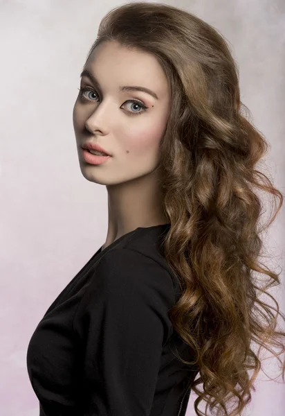 Smyslná dívka s roztomilé dlouhé vlasy — Stock fotografie