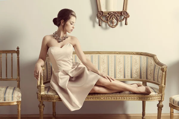 Aristokratické holka na gauči — Stock fotografie