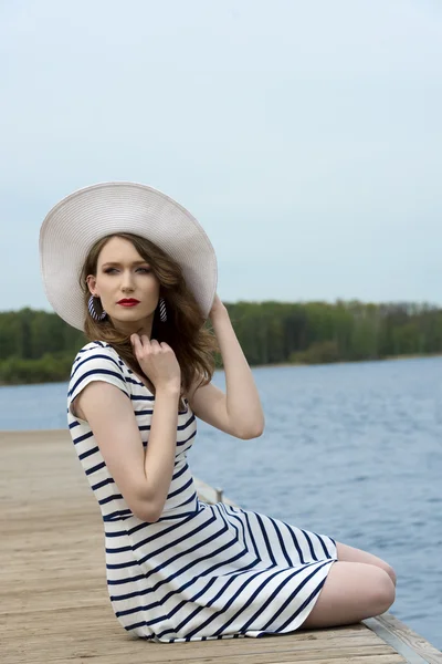 Fashion girl in vacation on lake — Stock Photo, Image