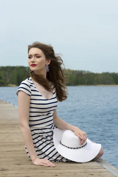 Chica de moda relajado cerca del lago — Foto de Stock