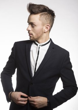 Siyah takım elbiseli erkek manken