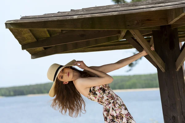 Schöne Frau im Sommerkleid schaut in die Kamera — Stockfoto