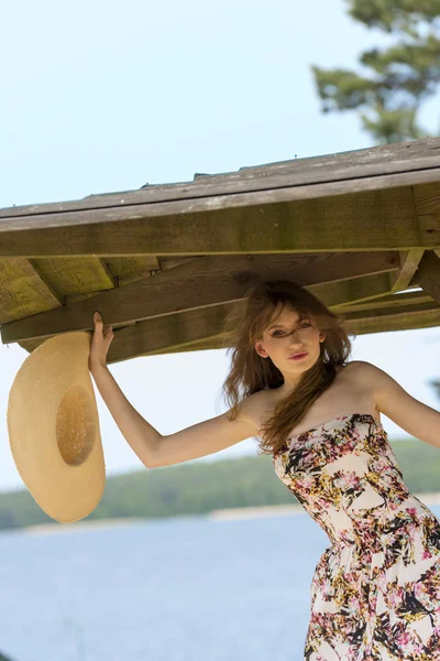 Mujer bonita en vestido floral cerca del lago — Foto de Stock