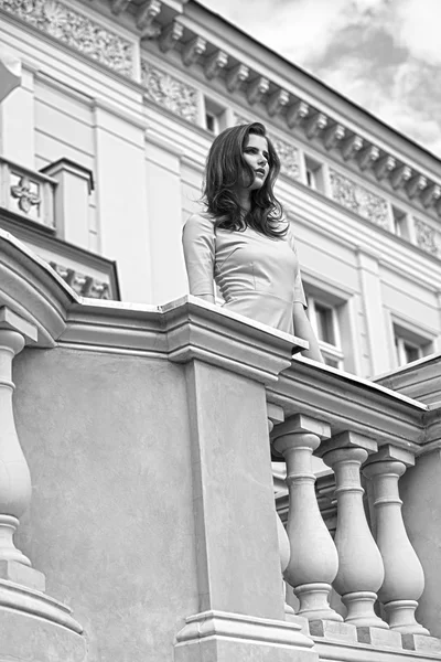 BW shot ,sexy girl on retro palace — Zdjęcie stockowe