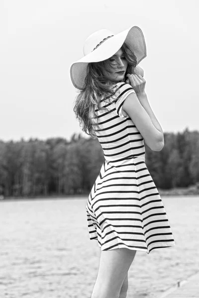 Bw schoss hübsches Mädchen draußen in Weiß mit Hut — Stockfoto