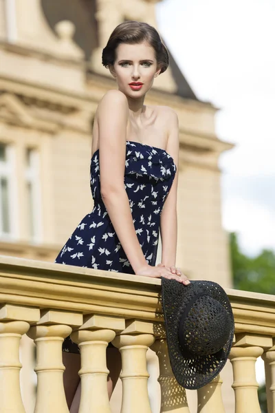 Mujer de moda en balcón antiguo — Foto de Stock