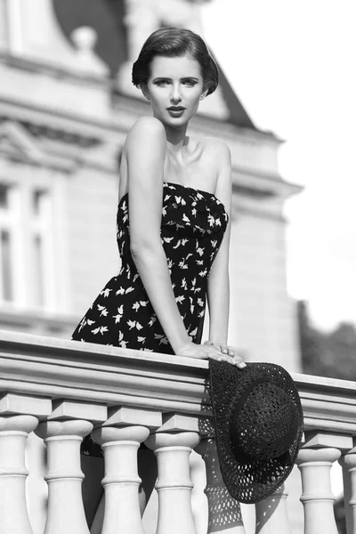 Modefrau auf uraltem Balkon in bw — Stockfoto