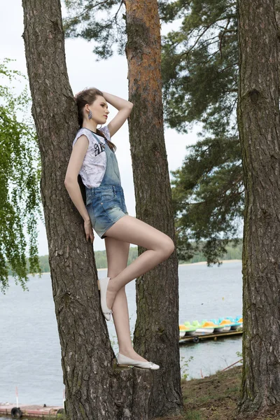 Модна міська дівчина біля озера — стокове фото
