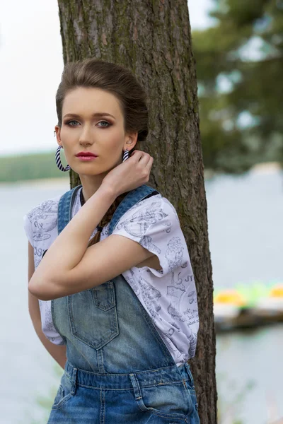 Casual female in vacation at lake — Φωτογραφία Αρχείου