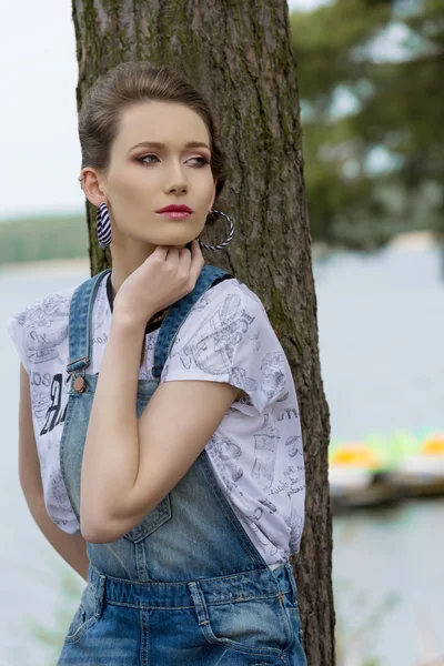 Lässige Frau in der Natur — Stockfoto