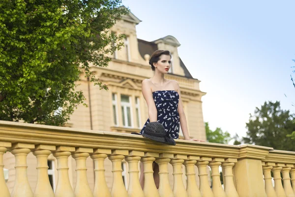 Très belle femme, debout près du parapet — Photo