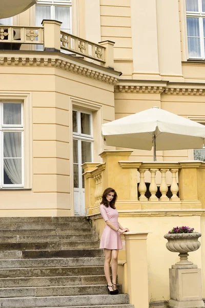 Palacio de época, con mujer rosa en las escaleras — Foto de Stock