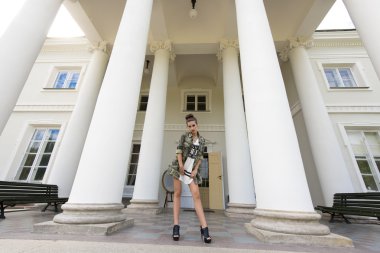 rock tarzı ile seksi kız 