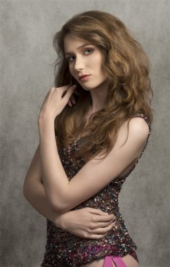 Yaz parlak top kızla 