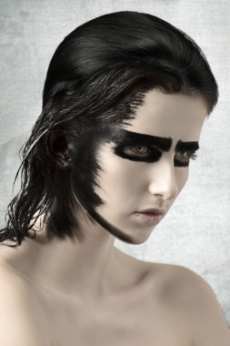 şirin boyalı makyajlı kız 