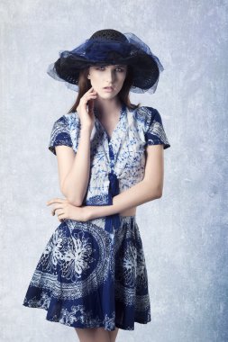 Güzel şapka ile çekici kız 