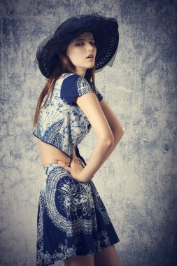 moda yaz tarzı ile güzel kız 