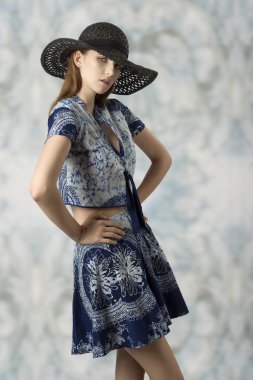 kadın mavi baskılı giysileri ile 