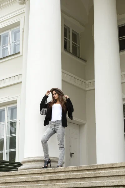 Mujer con estilo casual de moda — Foto de Stock