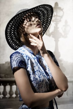 şapka ile etkileyici kız