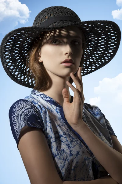 Sexy Frau mit schönem Hut — Stockfoto
