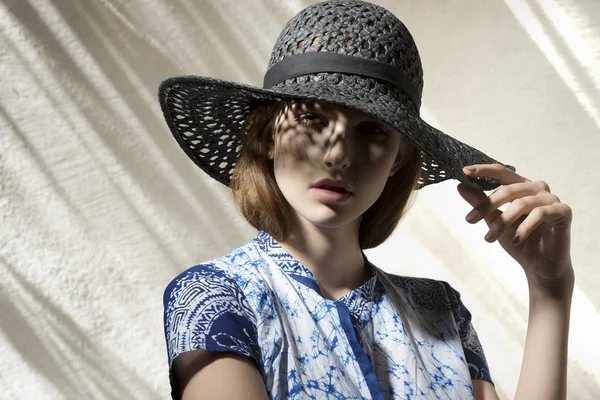모자와 아름 다운 여자 — 스톡 사진