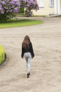 moda kız parkta yürüyor