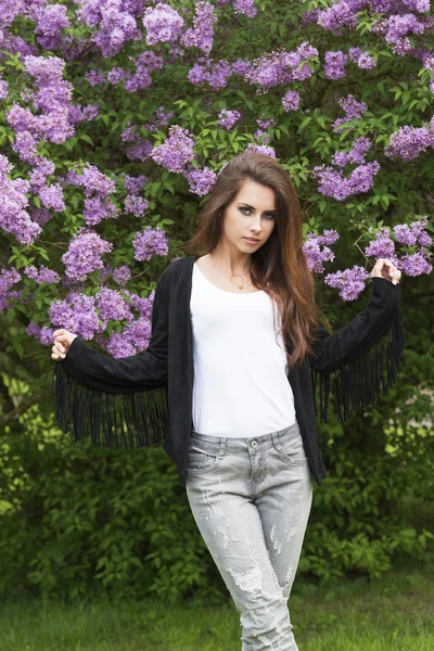 Fashion female in pose in the park — Stock Photo, Image