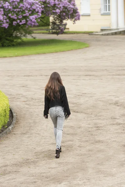 Mode meisje is wandelen in het park — Stockfoto