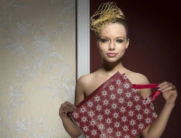 Linda mujer con regalo y maquillaje de Navidad —  Fotos de Stock