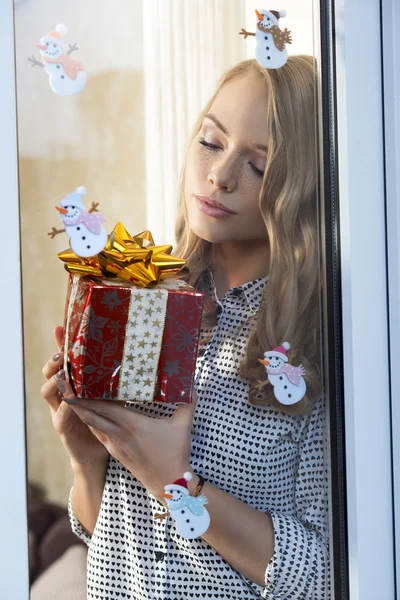 Lovely woman with christmas present — 스톡 사진
