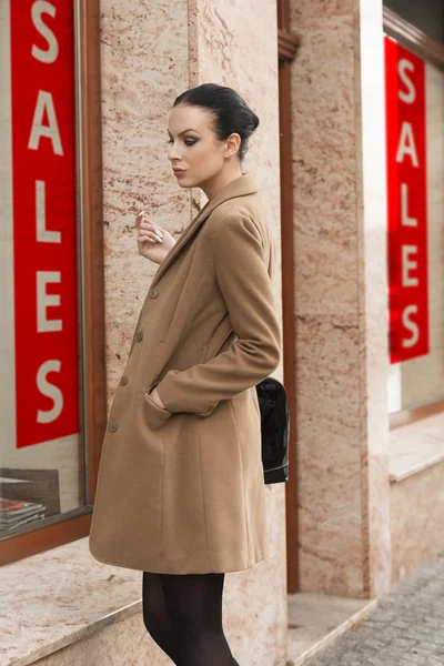 Pretty girl walking in street town — Stock Photo, Image