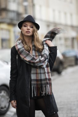 yolda kadın moda