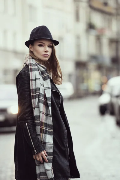 Mode fille urbaine avec chapeau — Photo